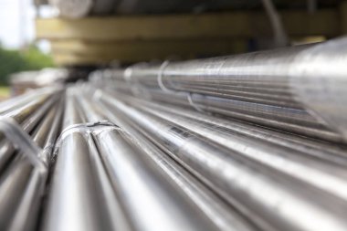 hurda metal yığını üzerinde