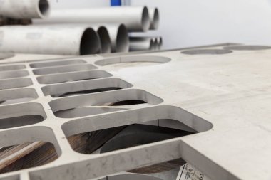 hurda metal yığını üzerinde