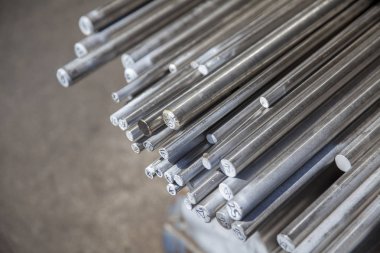 çelik metal çubuklar kazık üzerinde