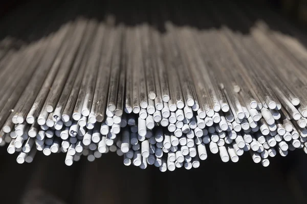 Barras de metal de acero en la pila — Foto de Stock