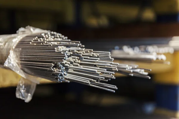 Stalen metalen staven op stapel — Stockfoto