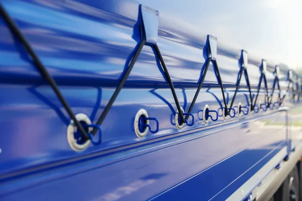 Detail der blauen Plane auf dem LKW-Anhänger — Stockfoto