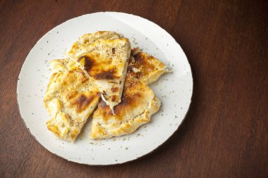 sarımsak ve peynir ile pizza hamuru 