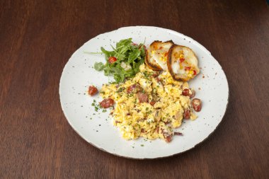 sosis ve arugula ile çırpılmış yumurta