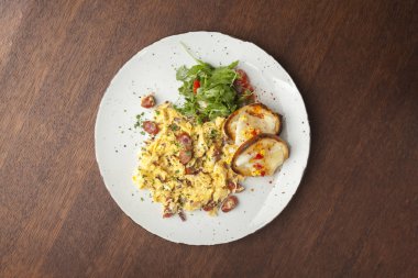 sosis ve arugula ile çırpılmış yumurta