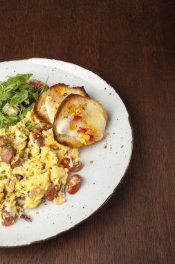 sosis ve arugula ile çırpılmış yumurta