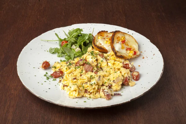 Oeufs brouillés avec saucisse et roquette — Photo