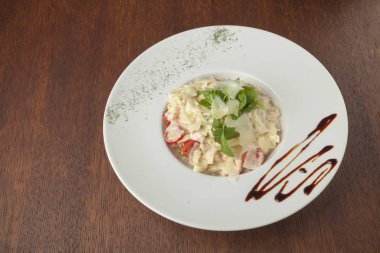 ahşap masada doğranmış beefsteak ve domates ile makarna