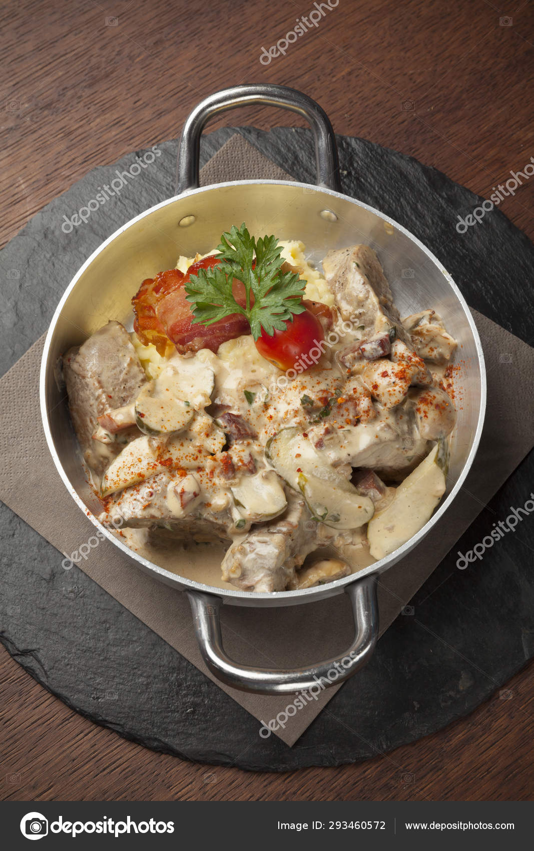 Kartoffelbrei Mit Gegartem Schweinefleisch Und Beilage Stockfoto