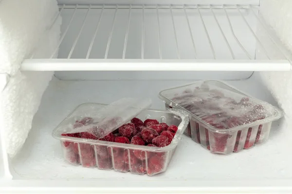 Frambuesas congeladas en el congelador —  Fotos de Stock