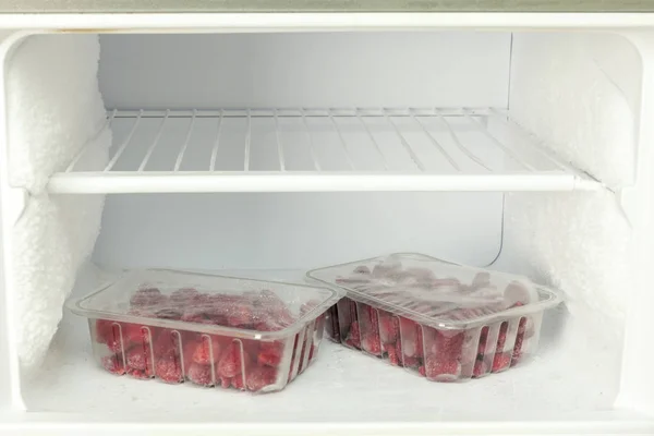 Framboesas congeladas no congelador — Fotografia de Stock