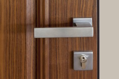 Metal kapı kolu ve ahşap kapı kilidi.