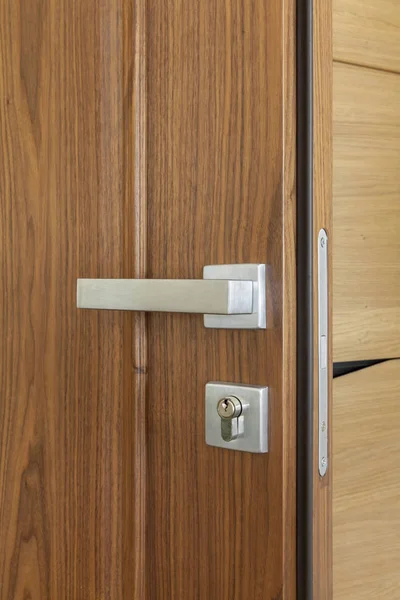 Metal door handle and lock on wooden door — Stockfoto