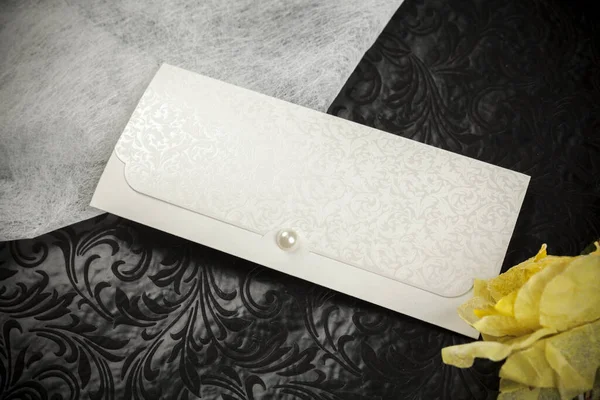 結婚式の招待状カードと花のモックアップ — ストック写真