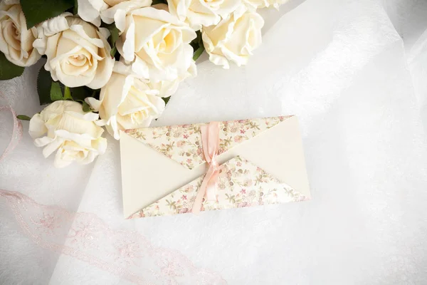 Huwelijksuitnodigingskaart Model Met Kaart Bloemen — Stockfoto