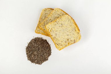 Beyaz üzerinde Chia tohumları olan ekmek