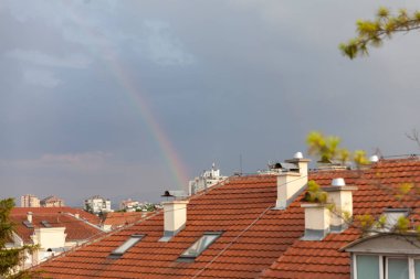 Şehrin çatılarının üstünde gökkuşağı
