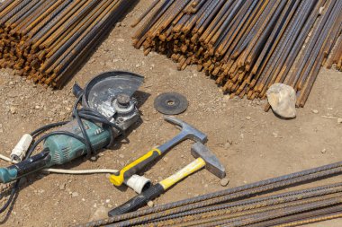 Güçlendirilmiş beton için demir, kapat