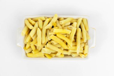 Donmuş sarı fasulyeler beyaz üzerine izole