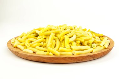 Donmuş sarı fasulyeler beyaz üzerine izole