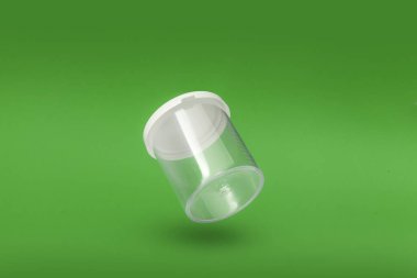 Beyaz kapaklı, şeffaf plastik kap.