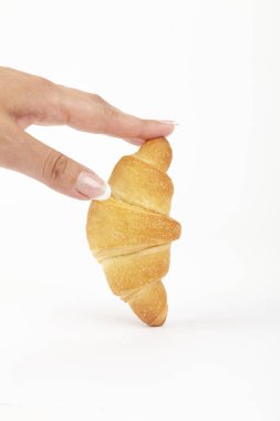 Beyaz arka planda kruvasan poğaçası, yakın plan.