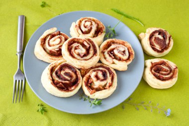 Puf böreği tarçınlı rulo.