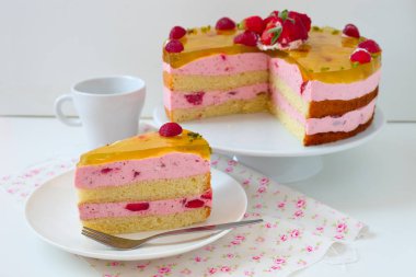 Bisküvi kek çilek ve jöle katman