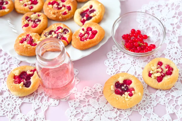 Sweet yeast rolls with red currant