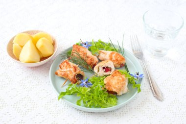 Ev yapımı tavuk roulades sebze dolgulu