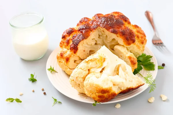 Whole Curry Yogurt Roasted Cauliflower — Stock Photo, Image