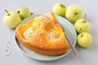 Badem ile ev yapımı elma kek 