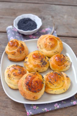 Ev yapımı haşhaş salyangoz ekmek rulo.