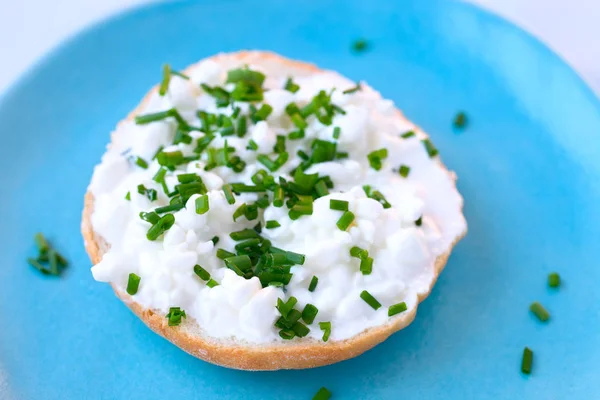 Sandwich Requesón Con Cebollino Picado Plato Azul — Foto de Stock