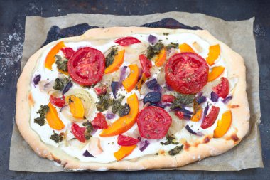 Domates, kabak, kırmızı soğan ve otlar ile lezzetli gözleme