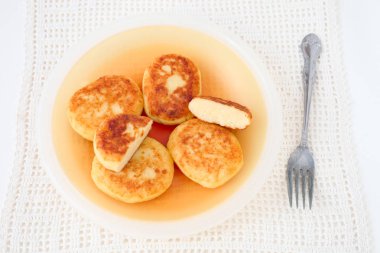 Bir plaka üzerinde süzme peynir krep.