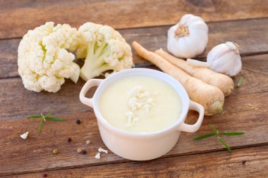 Kremalı karnabahar çorbası ile yabani havuç ve sarımsak ahşap