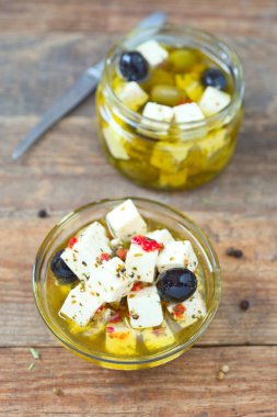 Beyaz peynir zeytin yağı baharatlar ile Marine