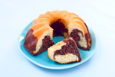 Mavi bir tabak üzerinde Mermer bundt kek