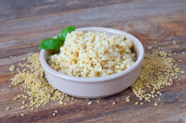 Bir kapta haşlanmış darı