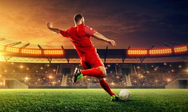 Bir oyun sırasında bir stadyumda bir top ile eylem futbolcu. Tribünler ve seyirciler ile ışıklandırılmış gece futbol stadyumu
