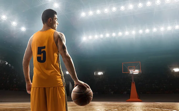ボールを持つバスケットボールコートのスポーツユニフォームのプロバスケットボール選手 — ストック写真