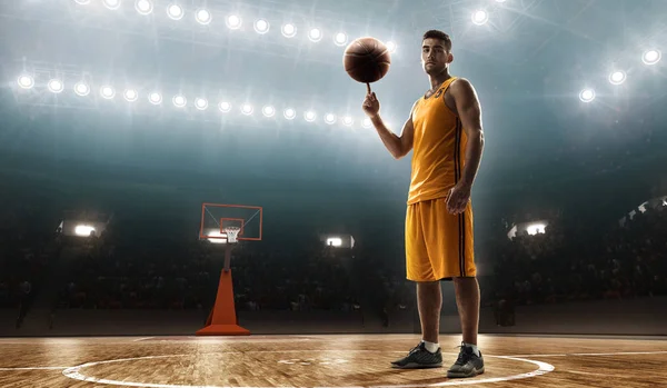 Профессиональный Баскетболист Спортивной Форме Баскетбольной Площадке Мячом — стоковое фото
