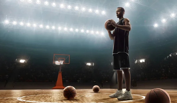 Afrikanisch Amerikanischer Basketballprofi Sportuniform Auf Einem Beleuchteten Basketballfeld Mit Ball — Stockfoto