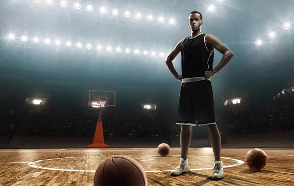 Afro Amerikaanse Professionele Basketbalspeler Sport Uniform Verlichte Basketbalveld Met Een — Stockfoto