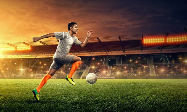 Fußballer Aktion Mit Einem Ball Auf Einem Stadion Während Eines — Stockfoto