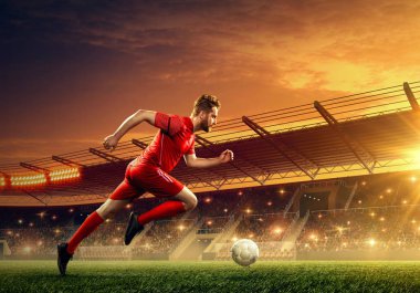 Futbol stadyumunda iş başında olan futbolcu. Aydınlatma ve tribünler ile ışıklandırılmış gece alanı. Gece dramatik gökyüzü