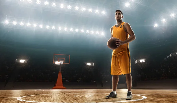Basketballprofi Sportuniform Auf Einem Beleuchteten Basketballfeld Mit Ball — Stockfoto