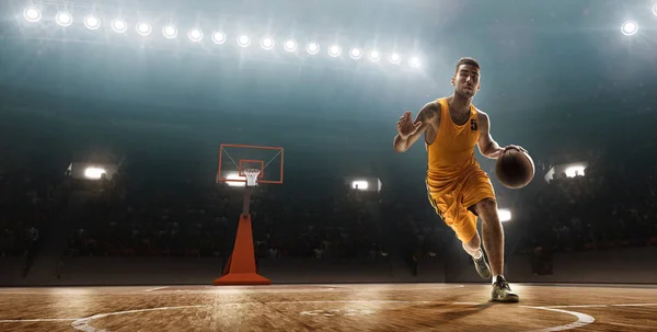 Basketballspieler Dribbelt Den Ball Auf Einem Basketballfeld — Stockfoto