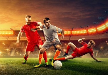 Profesyonel futbol takımları bir top için bir alan mücadele. Zor oyun.